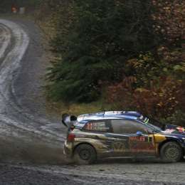 Ogier terminó a lo campeón en Gales