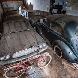 Encontraron 50 autos clásicos en un garage abandonado