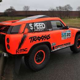 Robby Gordon le pone color