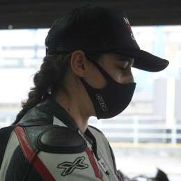 Fue modelo, vendió un terreno para comprar su moto y ahora corre en el Superbike Argentino