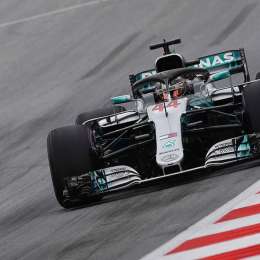 Mercedes con la mente en el título de Constructores