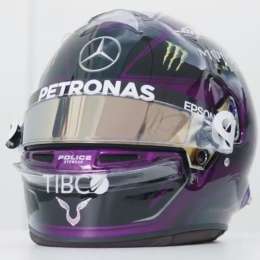 Hamilton presentó su casco para la temporada 2020