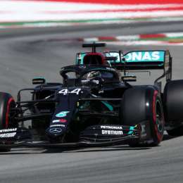 Hamilton ganó en Japón y acaricia el campeonato