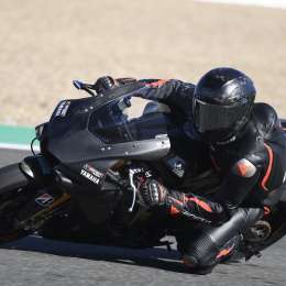 La prueba de Hamilton sobre una Yamaha en fotos