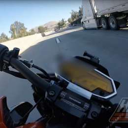 Pasó por debajo de un camión con su moto