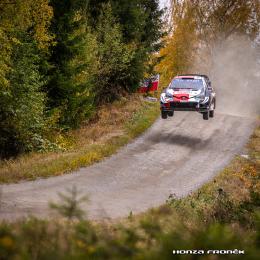 Volar de noche con un WRC en Finlandia