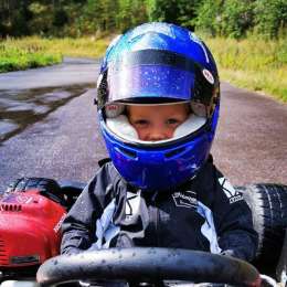 El hijo de Raikkonen se subió por primera vez a un karting