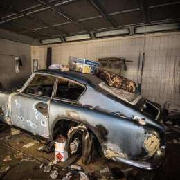 Autos de lujo en un galpón abandonado