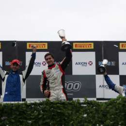 Protagonistas de la carrera 1 en La Plata