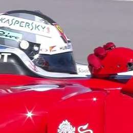 Vettel manejó con una sola mano