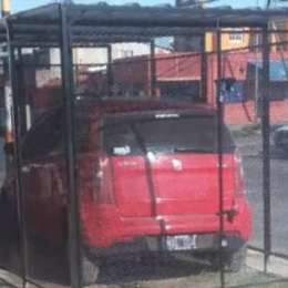 Enjauló el auto en la vereda para que no se lo roben