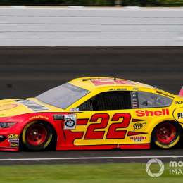 Joey Logano larga en pole la Nascar en Indianápolis