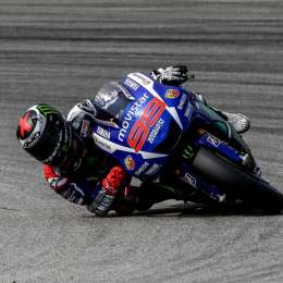 Lorenzo adelante, Rossi en el fondo