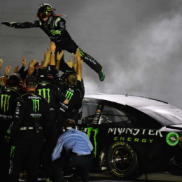 En duelo de hermanos Kurt Busch superó a Kyle y ganó en la Nascar