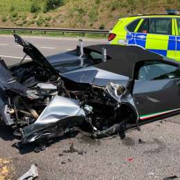Sacó su Lamborghini de la concesionaria y lo chocaron