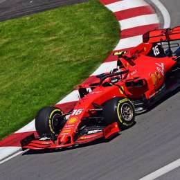 Primero Leclerc con golpes de Hamilton y Verstappen