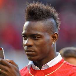 La nueva locura de Balotelli en una mini moto