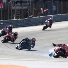 Márquez acaricia el asfalto como nadie