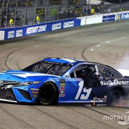 Martin Truex JR ganó en Nascar donde terminaron a las "piñas"