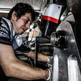 Los trabajos de los mecánicos desde adentro