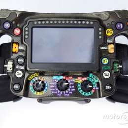 El volante del Mercedes W10 de F1 tiene 25 botones