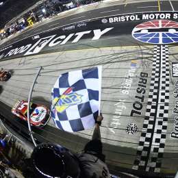 Nascar: Larson volvió a ganar en polémica carrera en Bristol