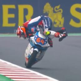 El piloto de Moto2 que salvó de caerse de una manera ingeniosa