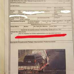 Insólito: multado arriba de una grúa