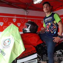 Tiene 16 años y trabaja de repartidor para poder correr