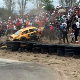 Cuatro fanáticos heridos por un despiste