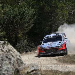 Neuville ganó la etapa del Rally de Italia