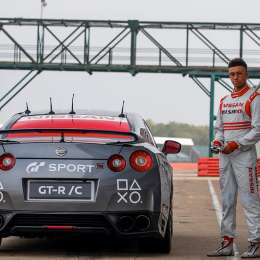 Manejó un auto de carrera con un joystick de PlayStation 4