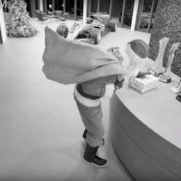 Un Papá Noel especial entró a la fábrica de Mercedes