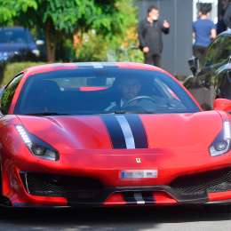 Leandro Paredes con su nueva Ferrari 488 Pista