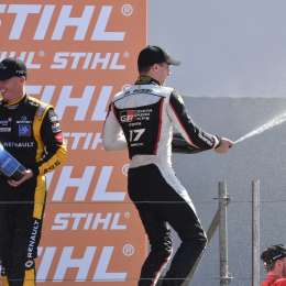 Rossi y Pernía palpitan la definición del campeonato