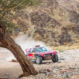 Peterhansel mantiene su fuego sagrado en el Dakar