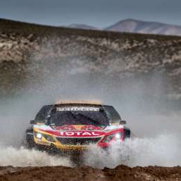 Tras el golpe, Peterhansel salió con todo