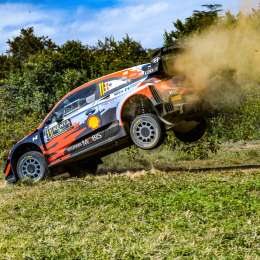 Neuville estiró la ventaja en el arranque del sábado