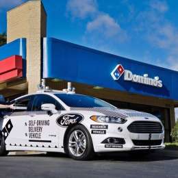 Un auto que reparte pizza solo