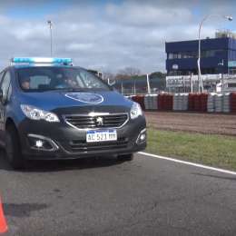 ¿Cómo se aprende a manejar un vehículo policial? 