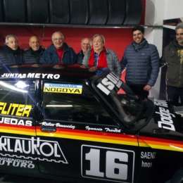 Presentaron la réplica de un auto que hizo historia