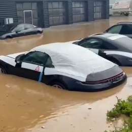 Autos Porsche 0km bajo el agua en las inundaciones de Alemania