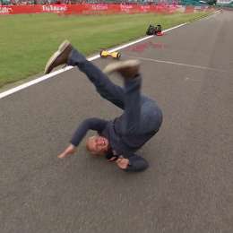 Johnny, dedicate a manejar...