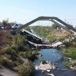 Impactante: se derrumbó un puente con un camión en Tucumán