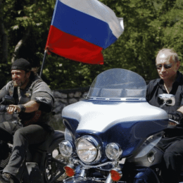 Vladimir Putin denunciado por conducir sin casco 