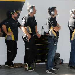 Hombres mirando a lo lejos