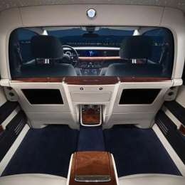 Un Rolls-Royce con una suite en la parte trasera
