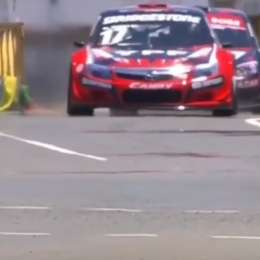 El momento clave de la carrera entre Rossi y Canapino