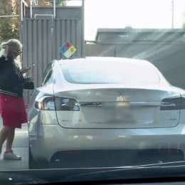 Una mujer quiso cargar nafta ¡en un auto eléctrico!
