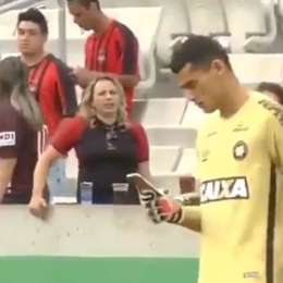 Campaña: un arquero de Brasil usó el celular mientras atajaba